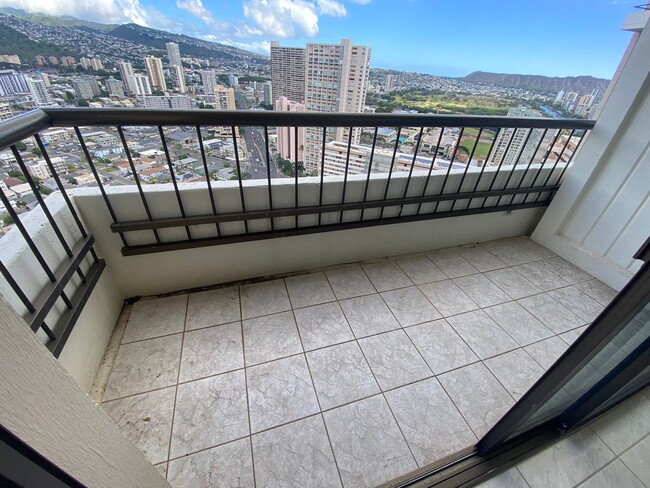 Building Photo - Breezy 1 bed, 1 bath, 1 parking unit with ...