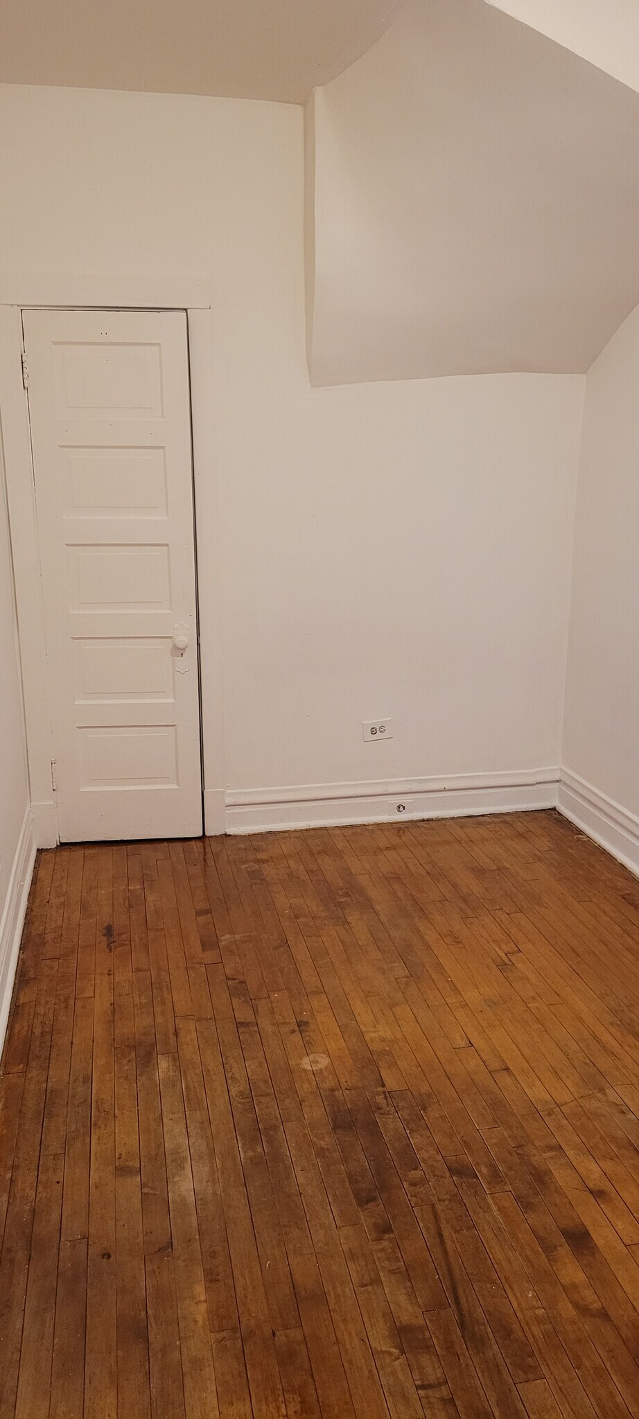 Ist floor bedroom - 653 N Christiana Ave