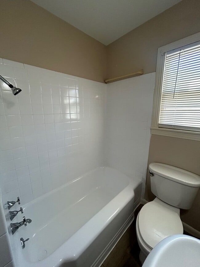 Building Photo - Perfect Size South Waco Home