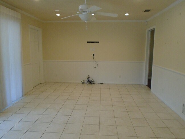 Building Photo - DOMMERICH AREA POOL HOME WITH POOL/LAWN IN...