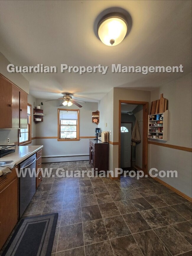 Building Photo - Bloomington Single Family Home, 2 Car Garage, new kitchen appliances!