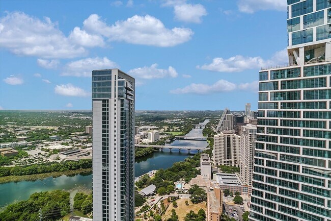 Building Photo - 610 Davis St