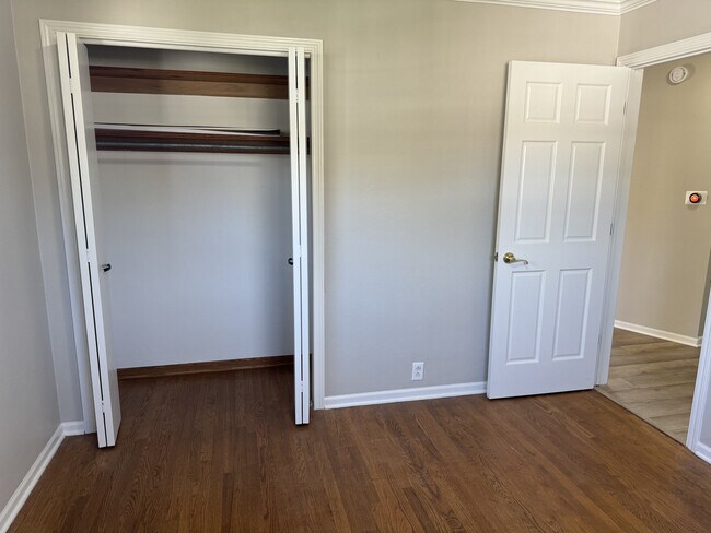 Building Photo - 1609 Parkway Dr