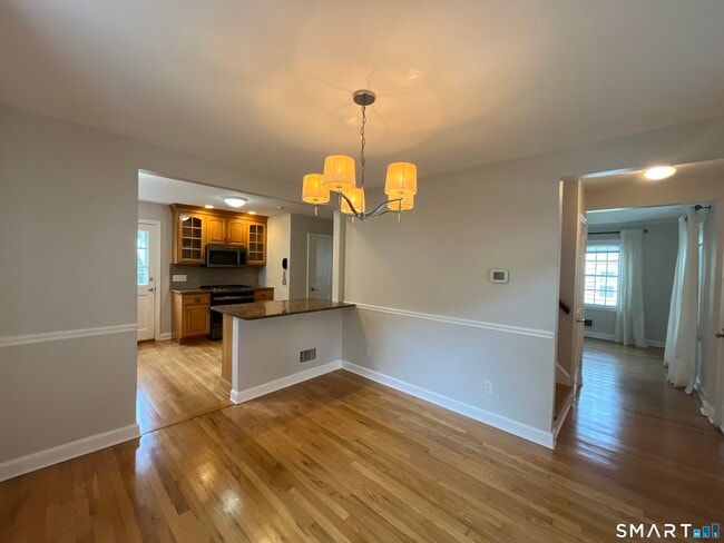 Building Photo - 65 Buell St