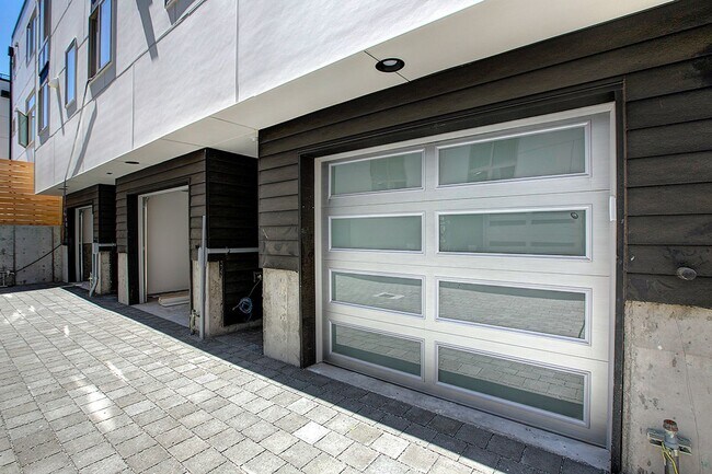 Building Photo - 2Bd/2.25Ba Seattle Townhome