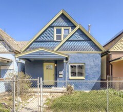 Building Photo - Striking Whittier Victorian home with fully fenced backyard