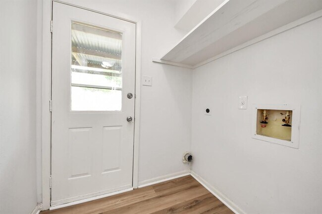 Building Photo - 2207 Bauer Dr