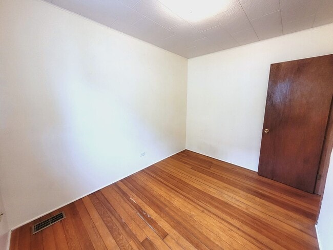 Building Photo - Charming Three Bedroom Home with Large Fen...