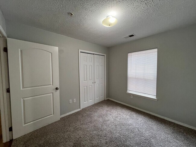 Building Photo - 105 Garden Cir