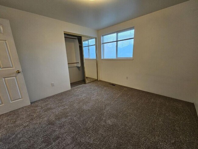 Building Photo - 1318 Golden Park Dr
