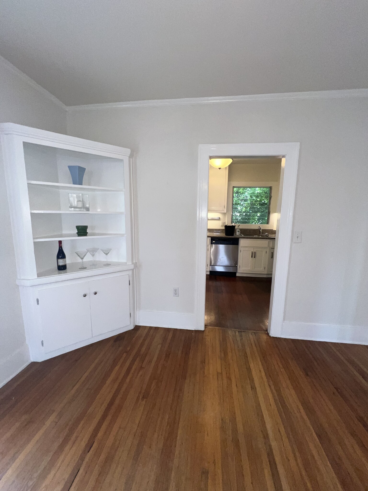 Living room facing kitchen - 502 N Kingsley Dr