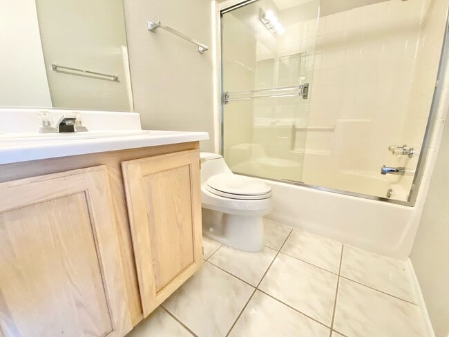 Building Photo - STUNNING 2 BEDROOMS 2.5 BATHROOMS TWO STORY TOWNHOUSE IN GATED COMMUNITY!