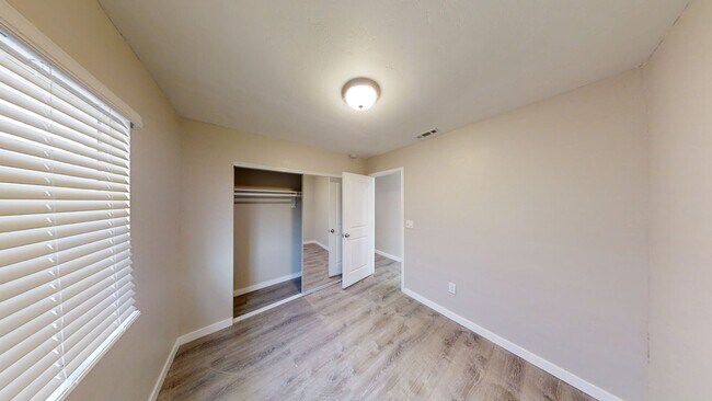 Building Photo - Remodeled!! 5BD/2BA on Campanile