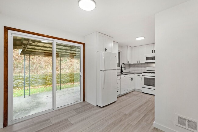 Building Photo - AVAILABLE JUNE 1ST! Don't miss this UPDATED and stunning 3-bedroom the heart of the South Hills!