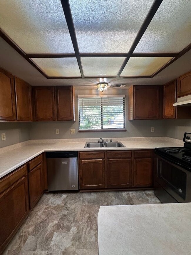 Building Photo - Nice well cared for home in desirable Edge...