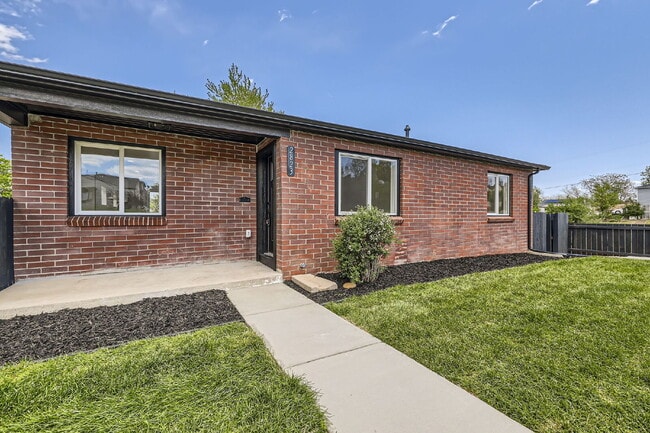 Building Photo - Renovated Duplex with Private Entrance