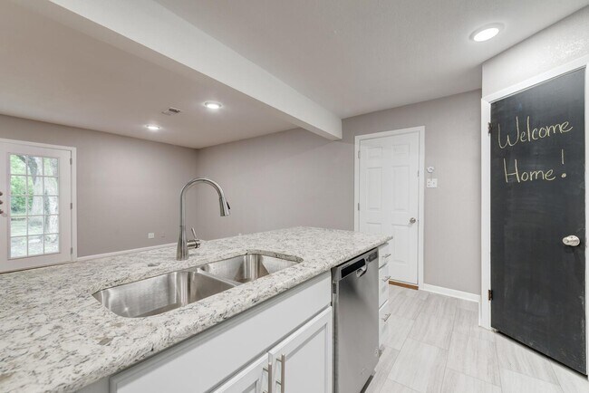 Building Photo - 6708 Manor Dr