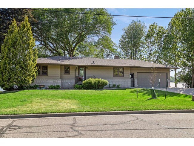 Building Photo - 1303 Crystal Lake Rd E
