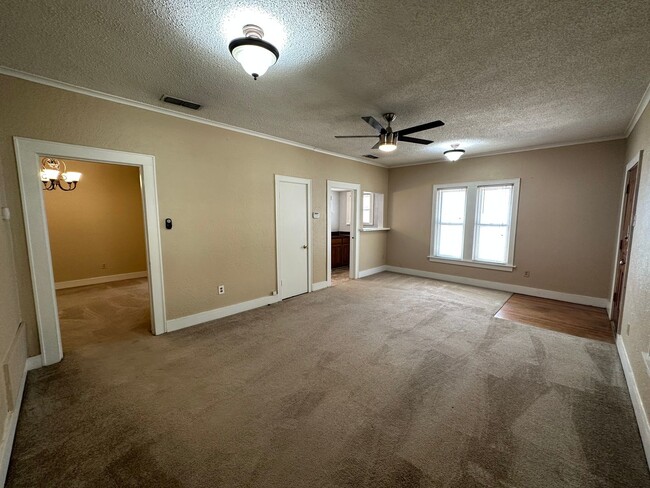 Building Photo - One Bedroom One Bath Duplex in TCU Area