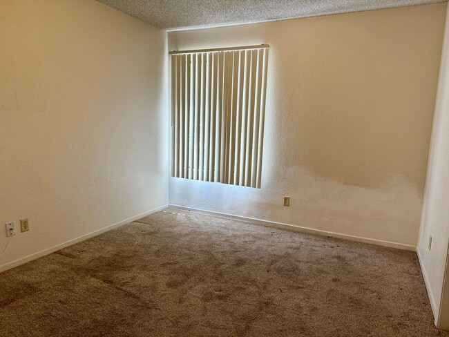 Building Photo - 537 W Escalon Ave