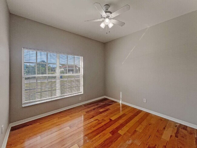 Building Photo - 906 Alfreda Ave