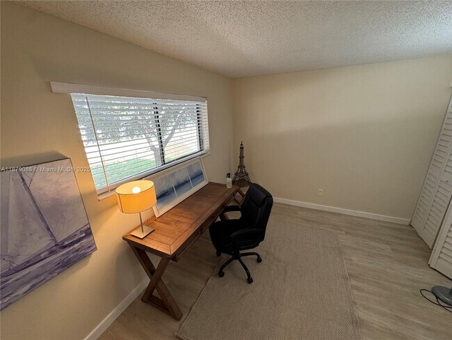 Building Photo - 6900 SW 39th St