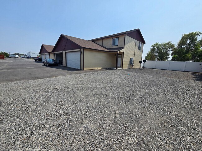 Building Photo - Beautiful Townhouse Available Now! Move In...