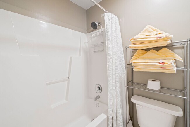 Building Photo - One Bedroom Furnished Condo in Uptown Char...