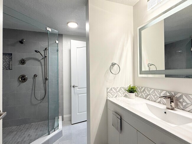 Building Photo - 11024 Legacy Dr