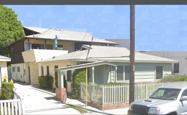 Apartment upstairs left - 1514 Penmar Ave