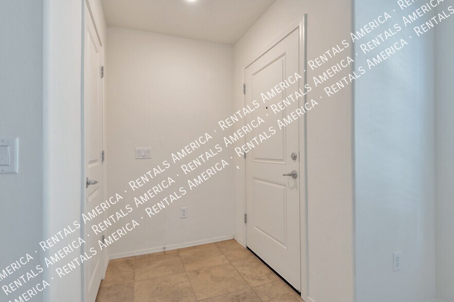 Building Photo - 1071 E Descent St