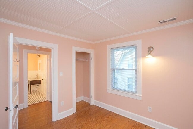 Building Photo - 909 Clarke St