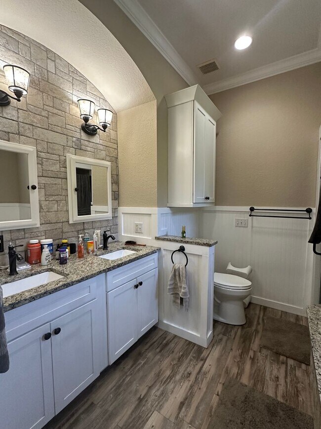 Building Photo - ***Spacious Country Living with Modern Com...
