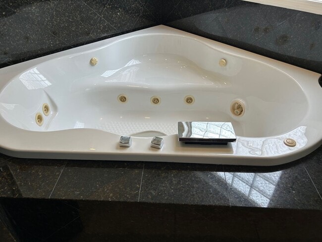 Building Photo - 3 or 4 Bedroom / 2 Bath Home   Kingsport TN