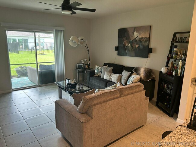 Building Photo - 825 Persimmon Pl