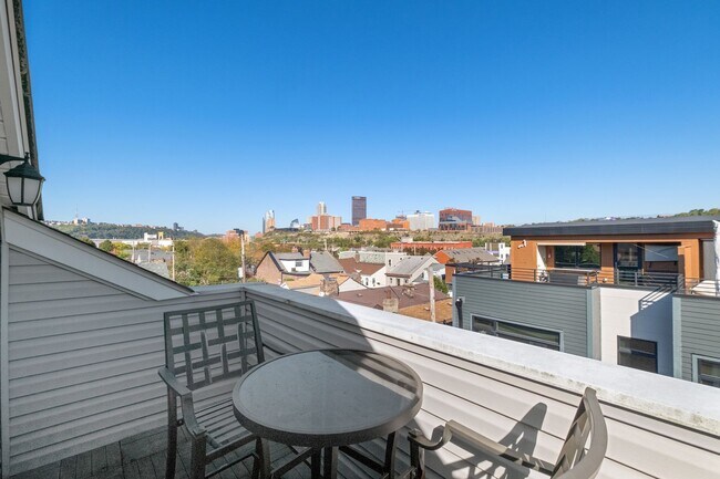 Building Photo - Luxury 3-Bedroom, 4-Bathroom House in Sout...