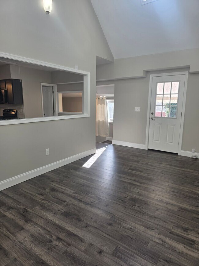 Building Photo - 2nd floor Apartment in Townsend