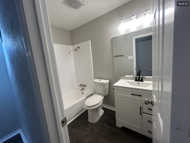 Building Photo - 2801 Meadowview Dr