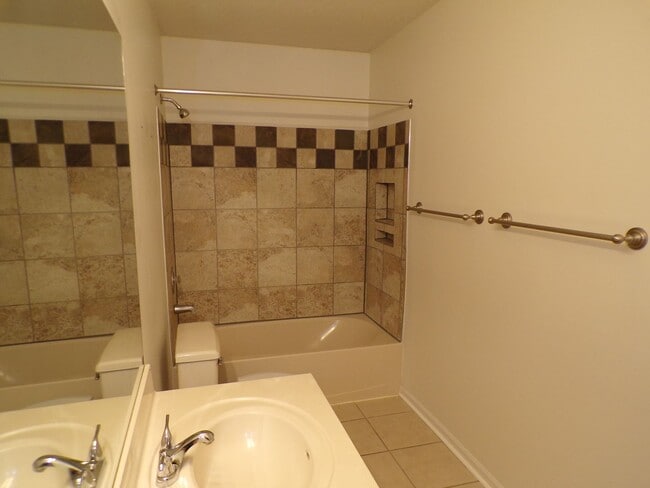 Building Photo - Nice 3 Bedroom 2 Bathroom House In South C...