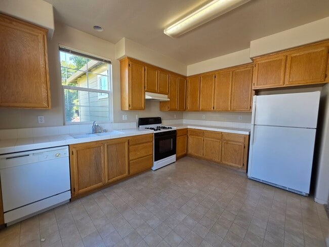Building Photo - 2412 Summercreek Dr