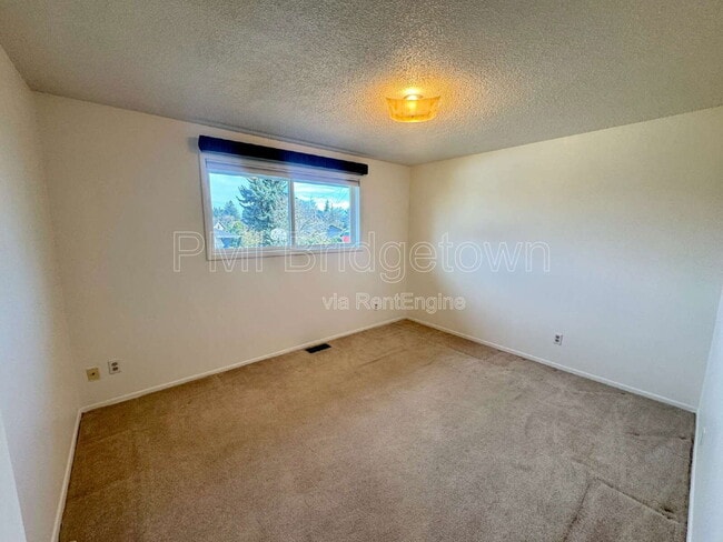 Building Photo - 6999 SE Norbert Dr