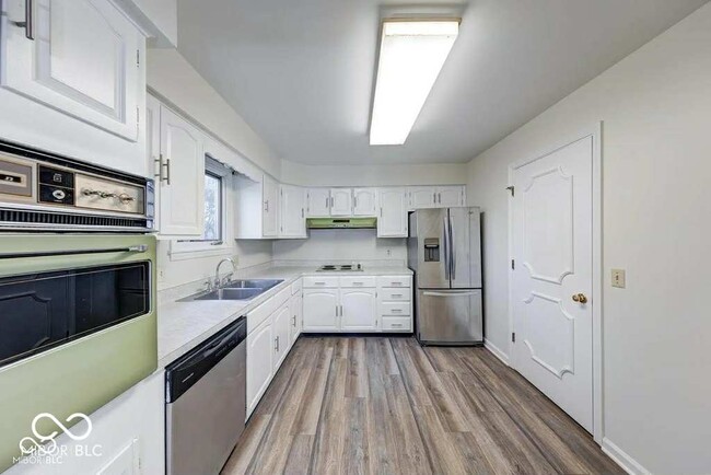 Building Photo - 5525 Roxbury Terrace