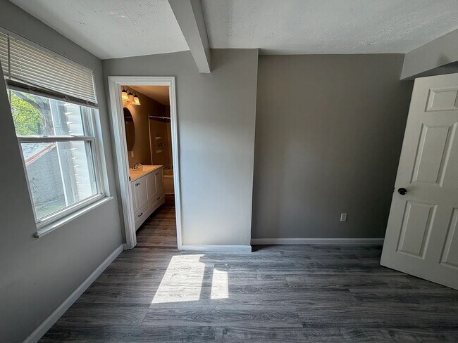 Building Photo - Charming 3-Bedroom Apartment in the Heart of Jeffersonville   All Utilities Included
