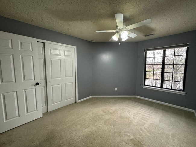 Building Photo - Sophisticated 2 Bed 2 Bath Condo with Loft...