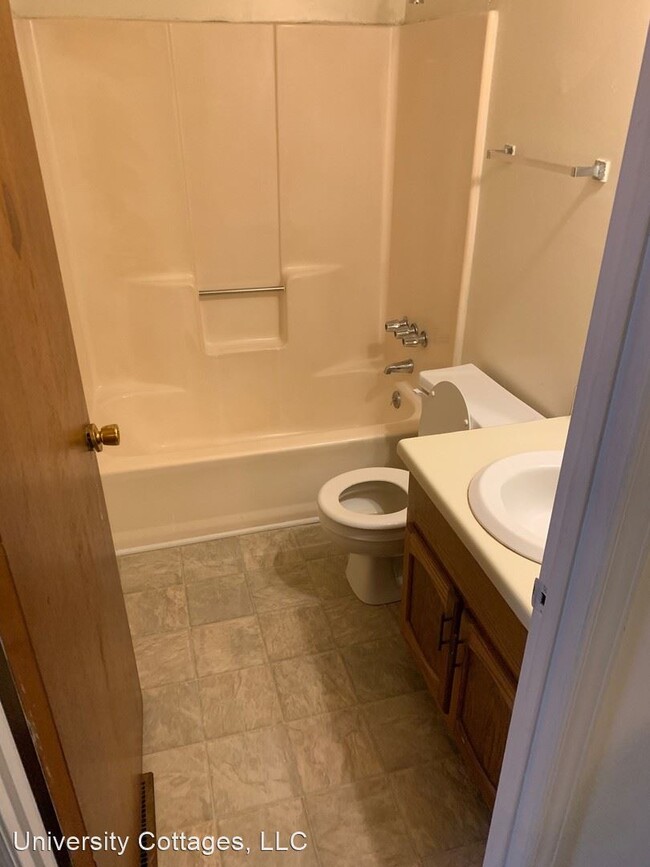Building Photo - 811 Creekside Dr