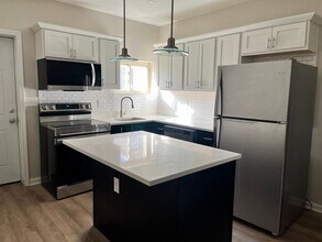 Building Photo - Two Bedroom/One Bathroom Townhome one block away from AGH! September 1 move in!