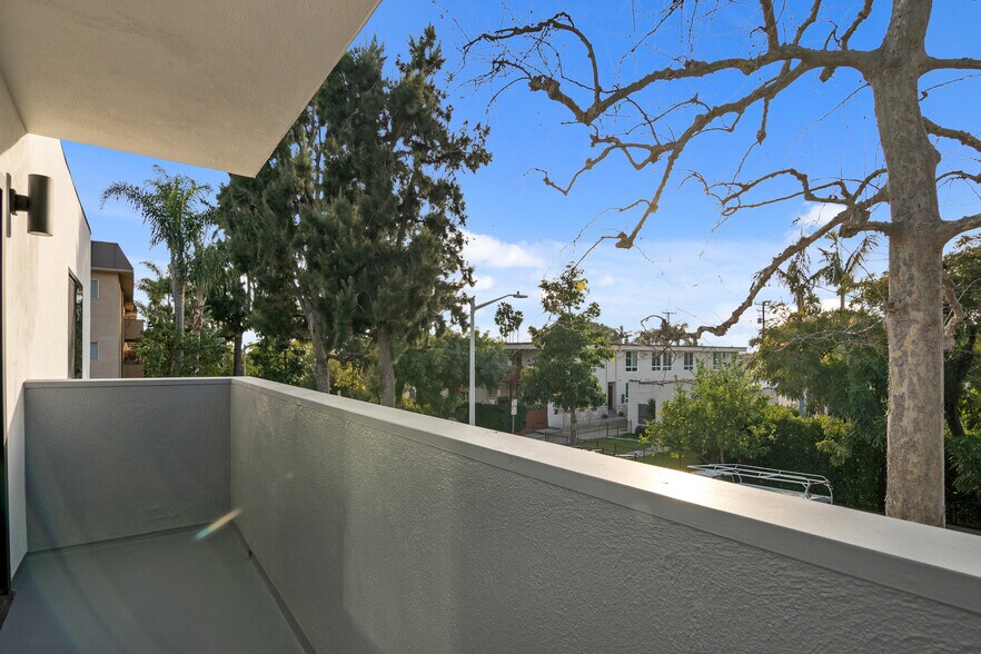 Building Photo - 950 Havenhurst Dr
