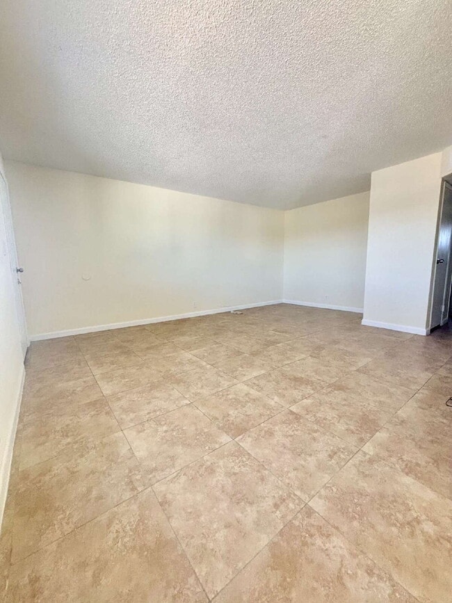 Building Photo - Secure, All-Inclusive 2-Bed with Wi-Fi & U...