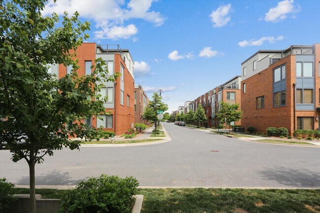 Building Photo - Luxury END-UNIT garage townhouse - 4BD/4.5BA!