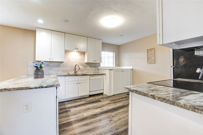 Building Photo - 2101 Fountain View Dr